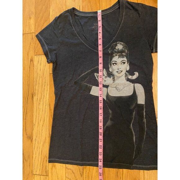 Audrey Hepburn womens Graphic V-Neck Short Sleeve fitted casual t-shirt sz large - Picture 8 of 8